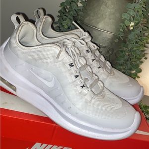 Woman’s Nike Airmax Axis 7.5